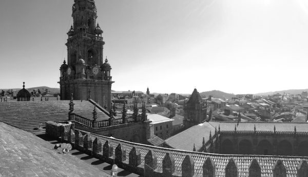 telhado da catedral de Compostela, com a cidade velha ao fundo