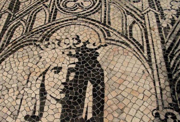 imagem de calçada em Coimbra com efígie do escudo da cidade