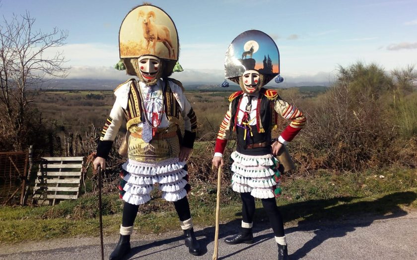 Duas pessoas mascaradas de Felos a posar para a fotografia