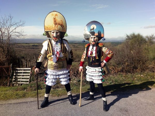 Duas pessoas mascaradas de Felos a posar para a fotografia