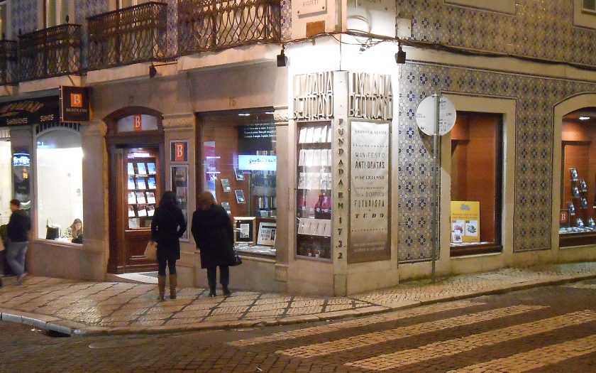 imagem da esquina da Bertrand de Lisboa