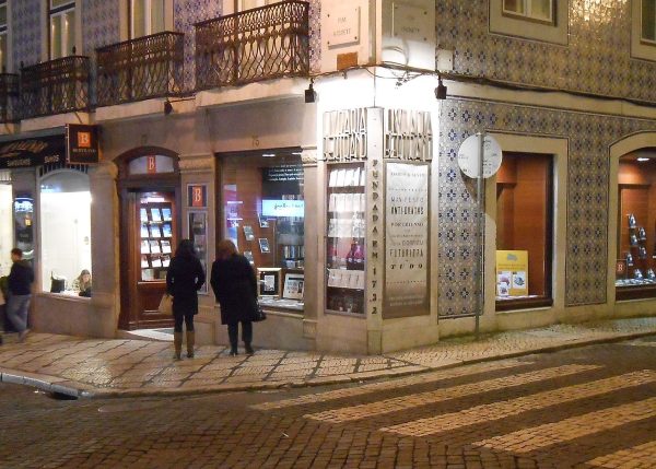 imagem da esquina da Bertrand de Lisboa