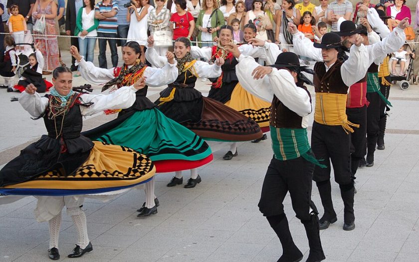 Pessoa a danças a Moinheira, um tipo de Vira