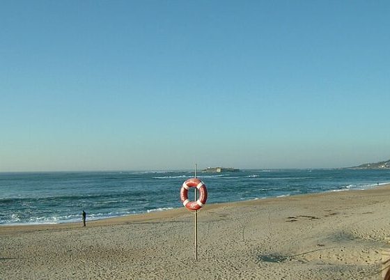 Praia de Moledo com um flutuador salva-vidas no centro
