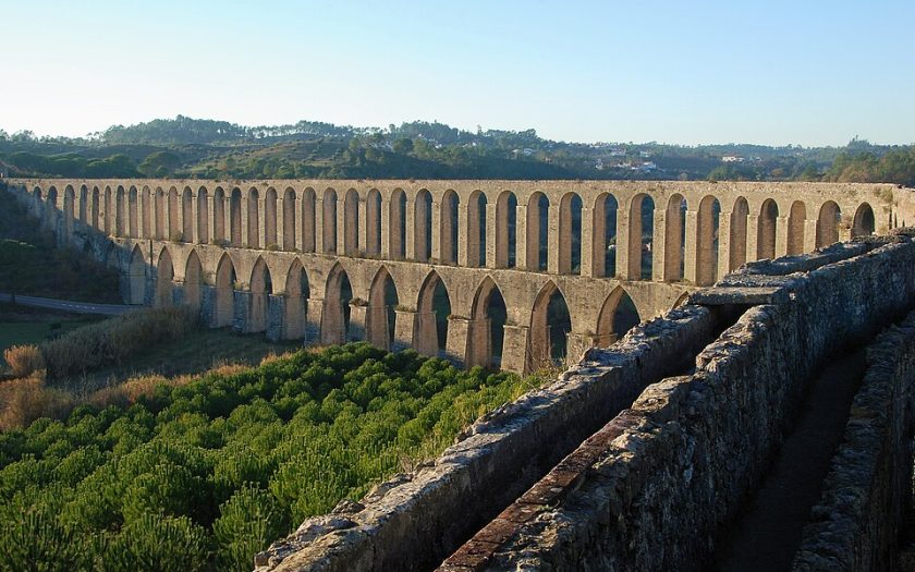 fotografia panorâmica do aqueduto em dia ensolarado
