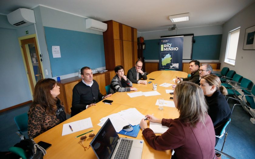 Reunião dos autarcas ao redor duma mesa de reuniões