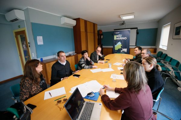 Reunião dos autarcas ao redor duma mesa de reuniões