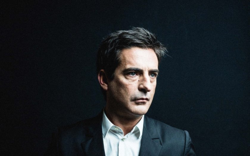 retrato do autor sobre fundo preto