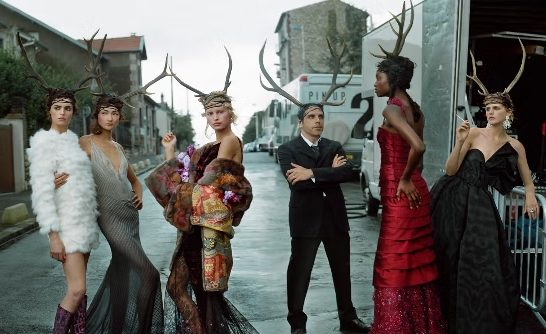 fotografia de pessoas a vestirem roupa de moda com cornos de veado na cabeça