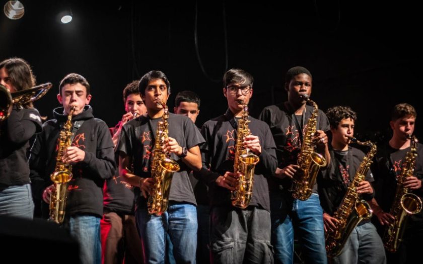 A orquestra de jazz a tocar