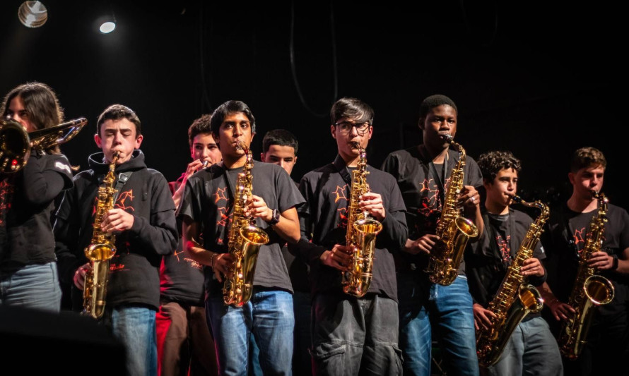 A orquestra de jazz a tocar
