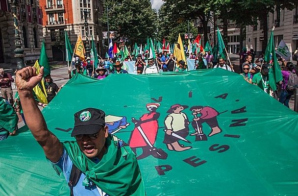 Protesto da Via Campesina nas ruas de Colômbia