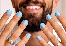 mão com as unhas pintadas de um futebolista homem com barba