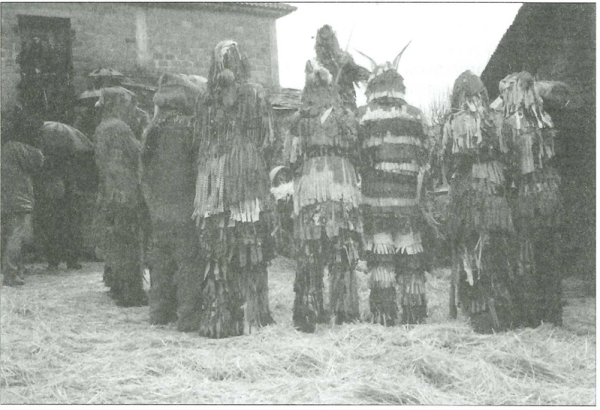 fotografia tristonha, velha e gasta, a preto e branco, de caretos virados de costas