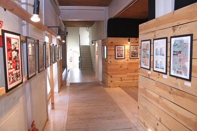 corredor em madeira no interior da Bdeteca com BD em exposição