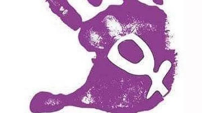 mão lilás com o símbolo da luta das mulheres pintado a branco