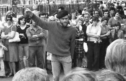 orador no speaker's corner em 1974 a Preto e Branco rodeado de pessoas a ouvir