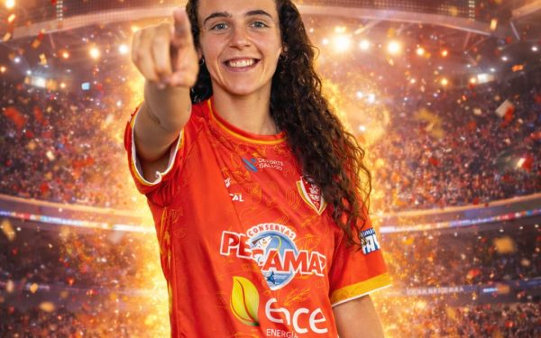 Fotografia da Carolina com fundo festivo