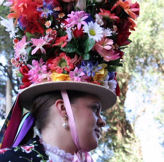 mulher com carrossel na cabeça cheio de flores