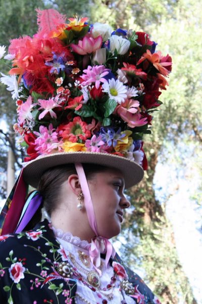 mulher com carrossel na cabeça cheio de flores