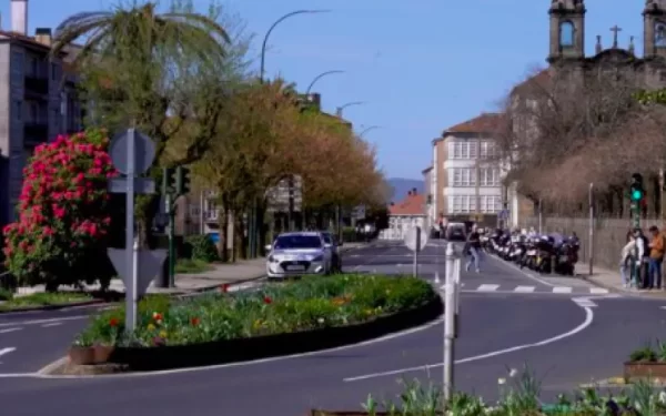 imagem da avenida, uma das ruas que rodeiam a alameda principal da cidade