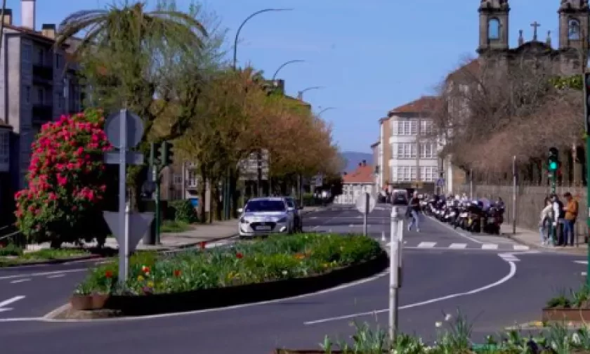 imagem da avenida, uma das ruas que rodeiam a alameda principal da cidade