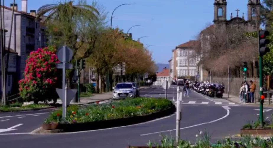 imagem da avenida, uma das ruas que rodeiam a alameda principal da cidade