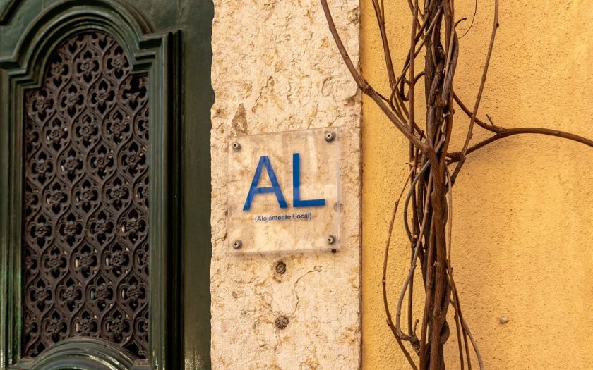 Placar de alojamento local numa rua em Lisboa