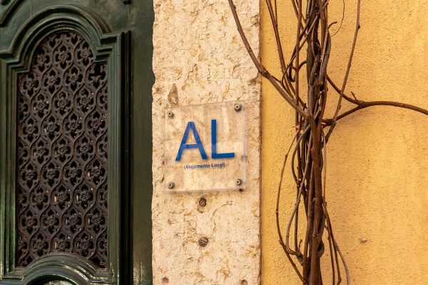 Placar de alojamento local numa rua em Lisboa
