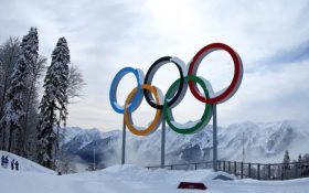 imagem do símbolo Olímpico no lugar dos Jogos rodeado de neve