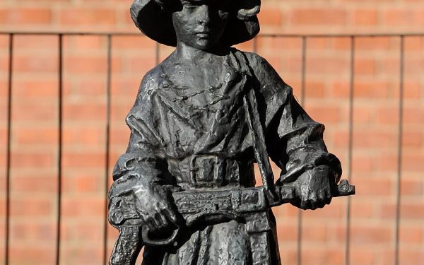 Mały Powstaniec. o pequeno rebelde, comemorando a participação das crianças soldado na II guerra mundial contra o nazismo. Estátua no centro de varsóvia