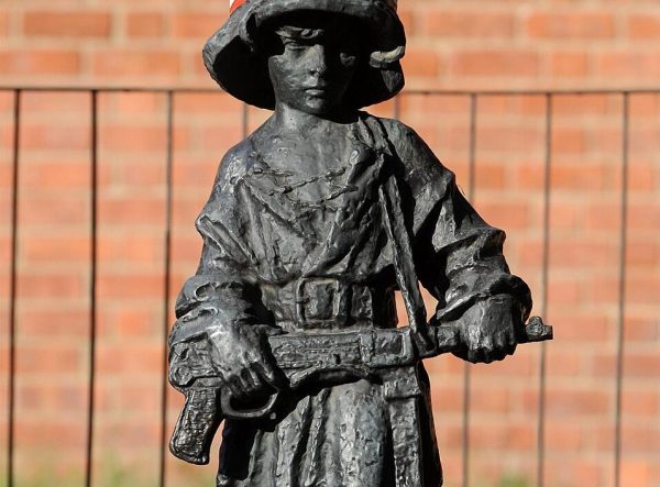 Mały Powstaniec. o pequeno rebelde, comemorando a participação das crianças soldado na II guerra mundial contra o nazismo. Estátua no centro de varsóvia