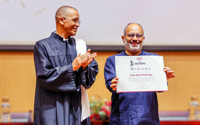 o professor a mostrar o diploma do prémio