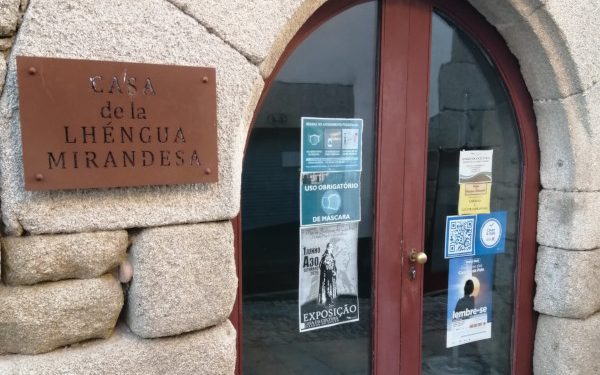 porta da casa de la lhengua