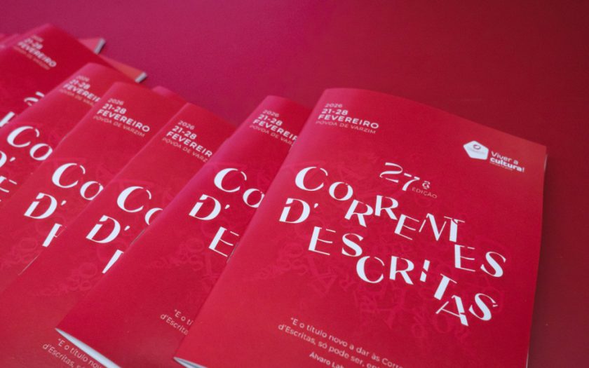 PROGRAMAS DO EVENTO SOBRE UMA MESA