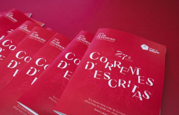 PROGRAMAS DO EVENTO SOBRE UMA MESA