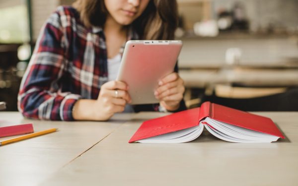 jovem a ler um livro eletrónico
