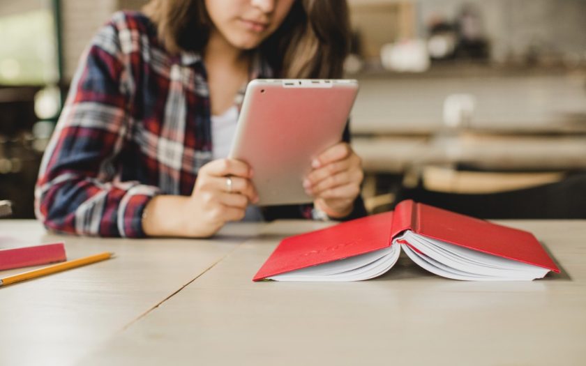 jovem a ler um livro eletrónico