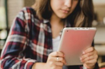 jovem a ler um livro eletrónico