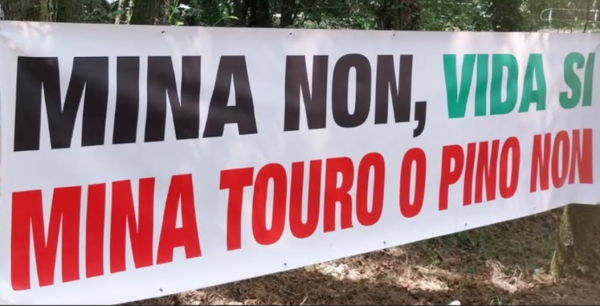 faixa com a legenda "mina touro não, vida sim"