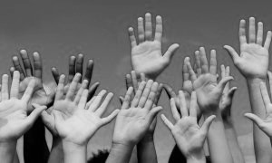 mãos em alto e céu por trás