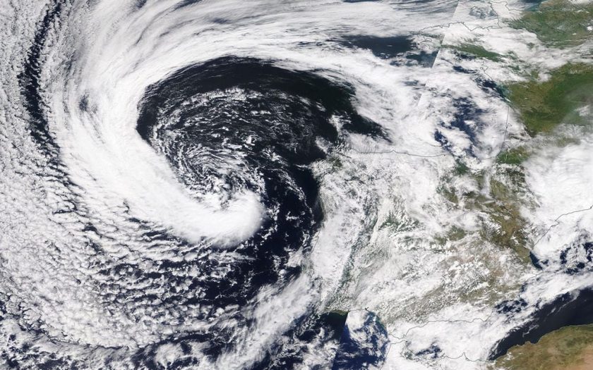 imagem de satélite da penínsulla com tormentas