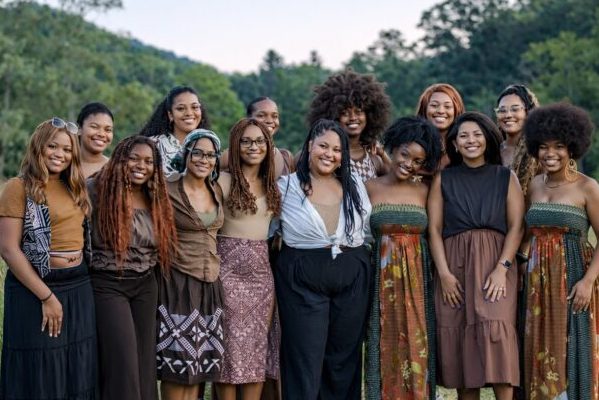 mulheres cientistas ambientais reunidas para fotografia