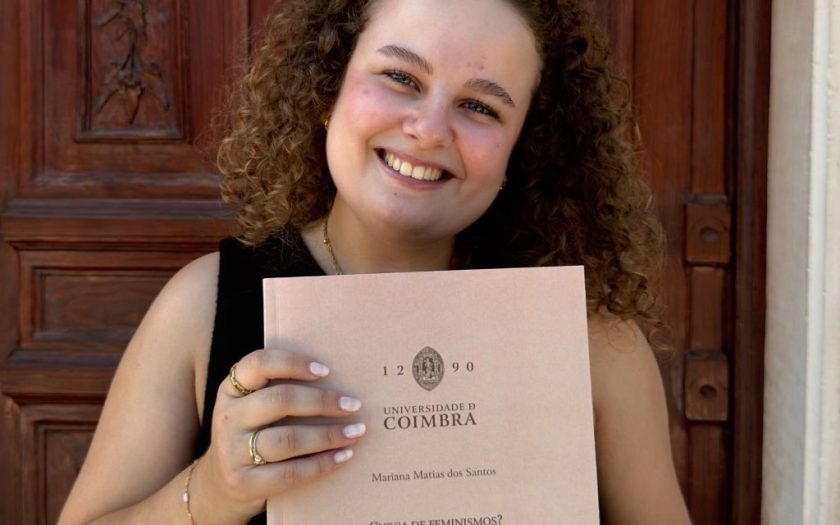 autora do estudo segurando na mão a publicação