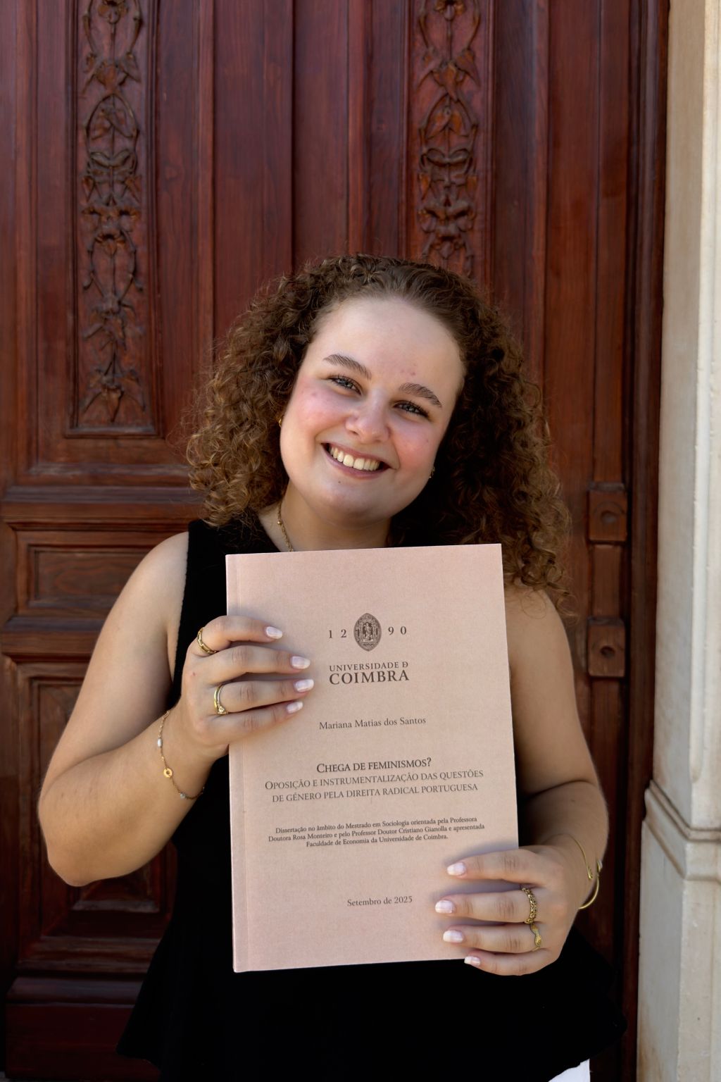 autora do estudo segurando na mão a publicação