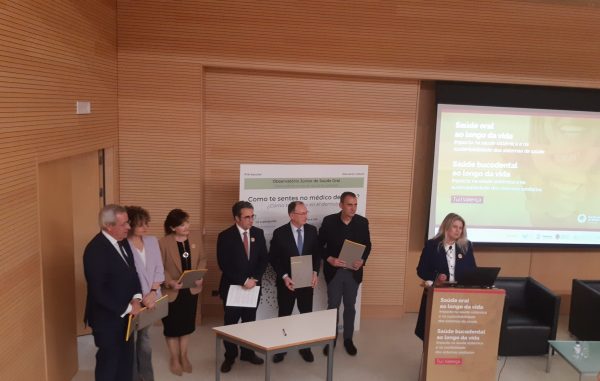 detalhe duma intervenção durante o evento, com pessoas a expor num atril