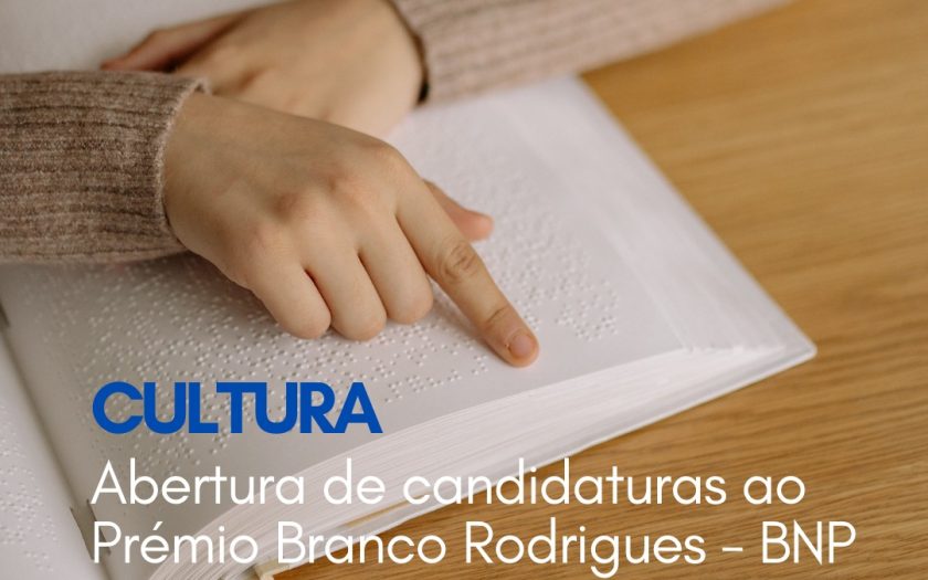 Pessoa a ler em braille