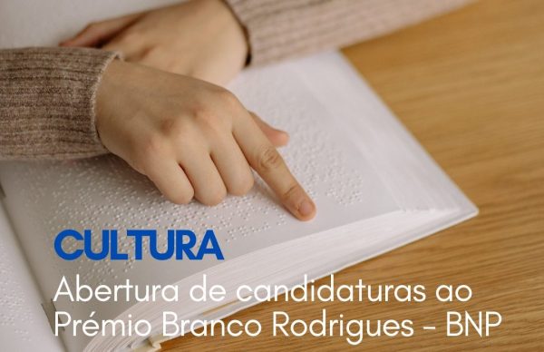 Pessoa a ler em braille
