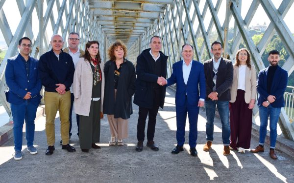políticos a darem as mãos na ponte de Tui