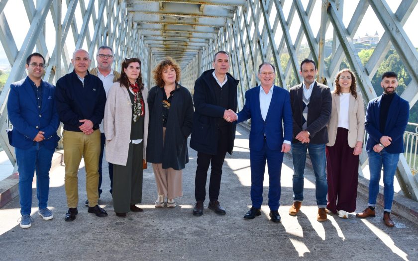 políticos a darem as mãos na ponte de Tui
